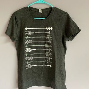 Graphic tee-arrows